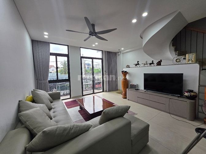 Nhà mới xây full nội thất cao cấp xe hơi đậu trong nhà