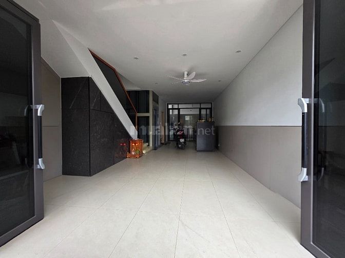 Nhà mới xây full nội thất cao cấp xe hơi đậu trong nhà