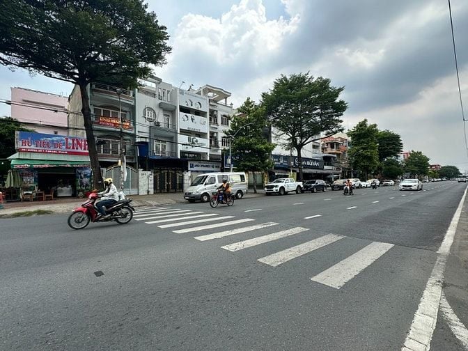 CHO THUÊ NHÀ KHU TÊN LỬA, GÓC 2MT ĐƯỜNG SỐ 7, DT 10 X 20M, 3 TẤM.