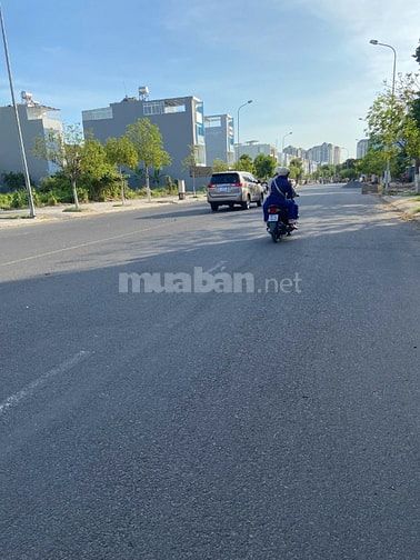 HOT - Bán lô đất đường 30m Thiên Lý Q9 Lô Đẹp( ko vướng hố ga tụ điện)