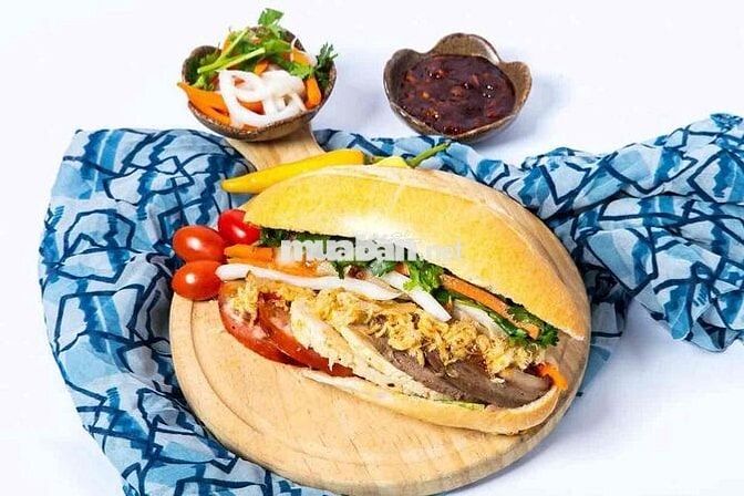 Tuyển nhân viên bán bánh mì
