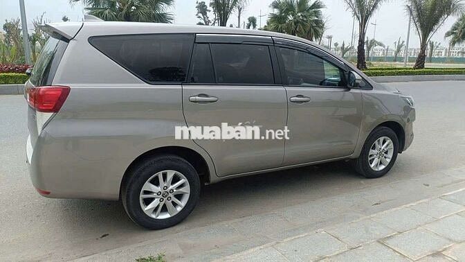 Toyota Innova 2019 màu đồng