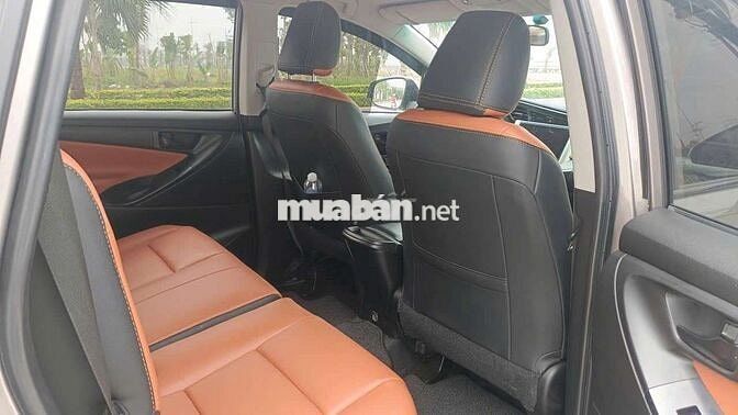 Toyota Innova 2019 màu đồng