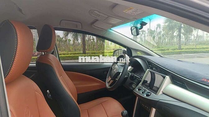 Toyota Innova 2019 màu đồng
