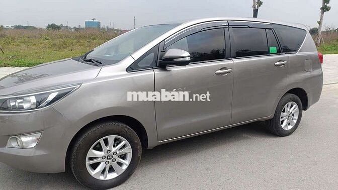 Toyota Innova 2019 màu đồng