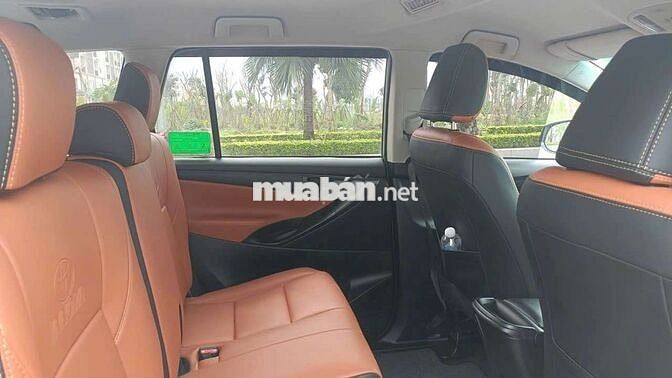 Toyota Innova 2019 màu đồng