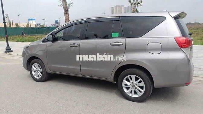 Toyota Innova 2019 màu đồng