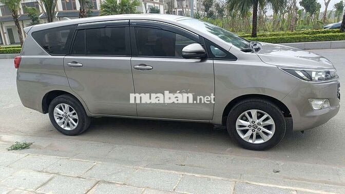 Toyota Innova 2019 màu đồng