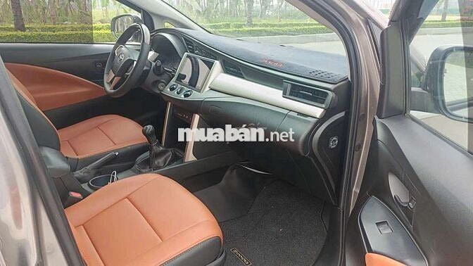 Toyota Innova 2019 màu đồng