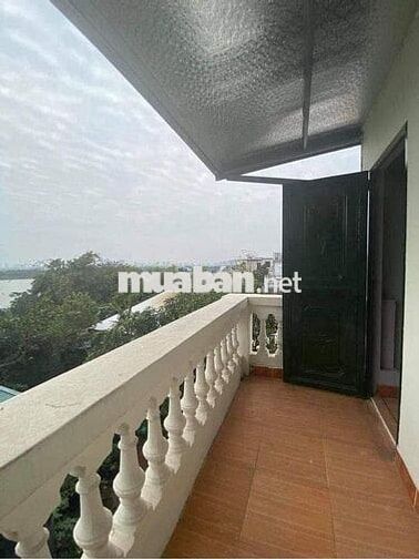 Cho thuê nhà Ngọc Thuỵ, Ô tô vào, Sân vườn, full nội thất. Giá 5,5tr