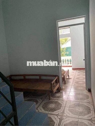 Cho thuê nhà Ngọc Thuỵ, Ô tô vào, Sân vườn, full nội thất. Giá 5,5tr