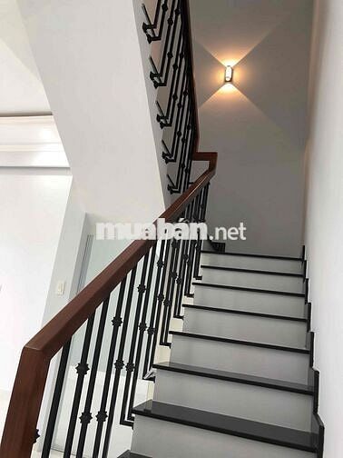 Nhà 2 tầng 5x27 sân vườn rộng đ.Lê Văn Lương