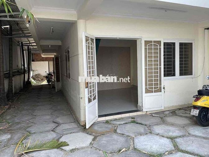 cho thuê nhà nguyên căn có sân trước sân sau rộng rãi thoải mái