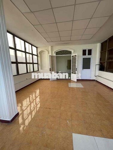 cho thuê nhà nguyên căn có sân trước sân sau rộng rãi thoải mái