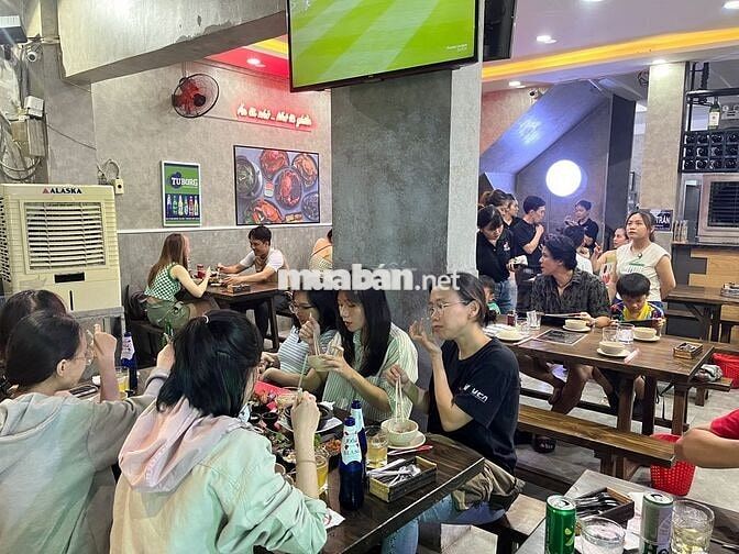 Tuyển nhân viên bưng đồ ăn 