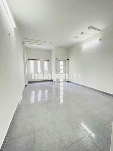 Cho thuê nhà 1 trệt Lầu sân rộng hẻm ô tô thông đường Hiệp Bình