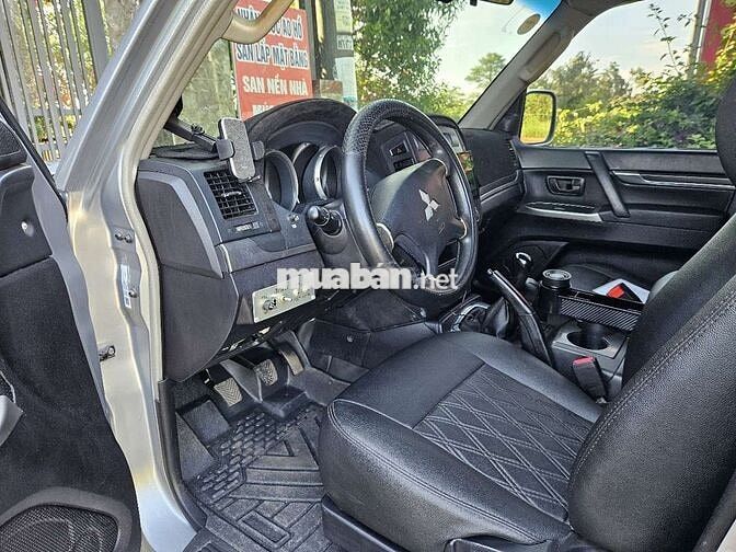 Mitsubishi Pajero V93 Bạc