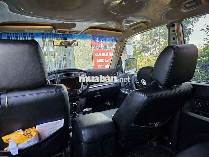 Mitsubishi Pajero V93 Bạc