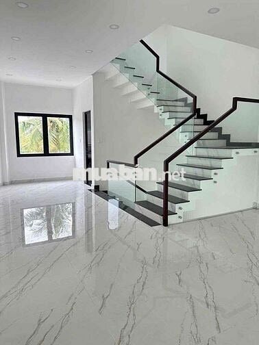 Mặt tiền Cách Mạng Tháng 8. 6x30m. 3 tầng , xây mới