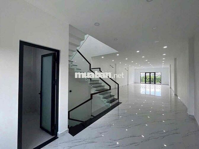 Mặt tiền Cách Mạng Tháng 8. 6x30m. 3 tầng , xây mới