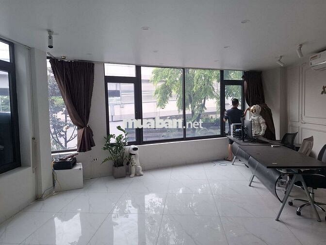 Tôi cần bán nhà 6tầng thang máy full nội thất, mặt phố Phạm Văn Đồng.