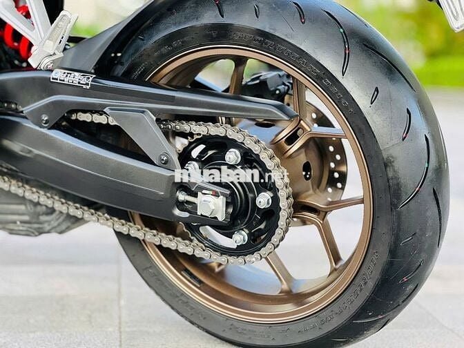 Mạnh Hà Motor bán Honda CB650R 2023 lướt 7000 km