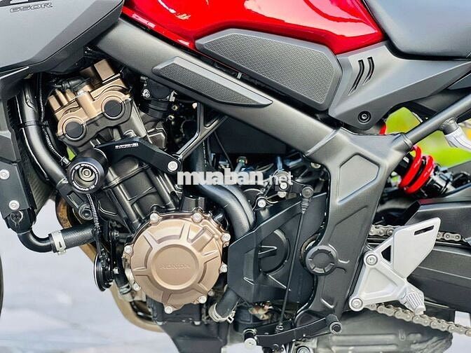 Mạnh Hà Motor bán Honda CB650R 2023 lướt 7000 km