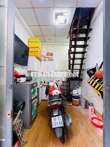BÁN GẤP ,Mình có việc cần bán gấp nhà 28M2 SÁT Q1 CHỈ 2 PHÚT ĐI XE