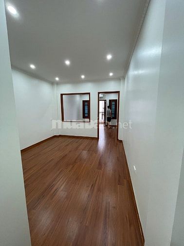Cho thuê nhà mặt phố Nguyễn Văn Huyên, 100m2, 3 tầng, có thang máy