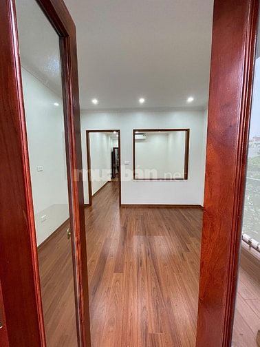 Cho thuê nhà mặt phố Nguyễn Văn Huyên, 100m2, 3 tầng, có thang máy