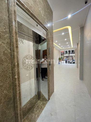 Cho thuê nhà mặt phố Nguyễn Văn Huyên, 100m2, 3 tầng, có thang máy