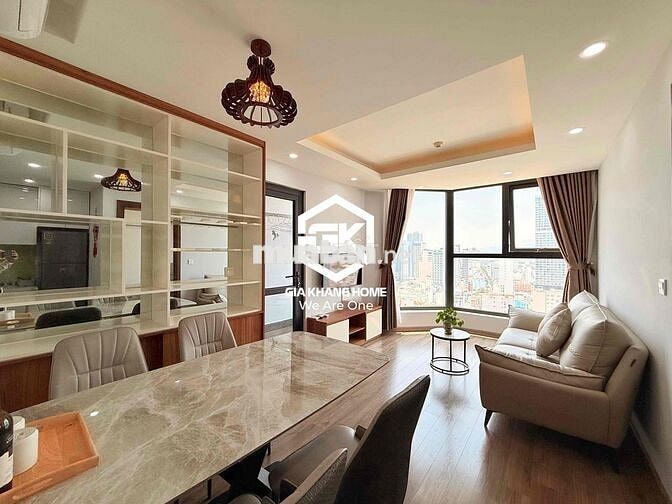 CHO THUÊ DÀI HẠN CĂN HỘ 2 PHÒNG NGỦ TẦNG CAO VIEW XÉO BIỂN TOÀ NHÀ HUD