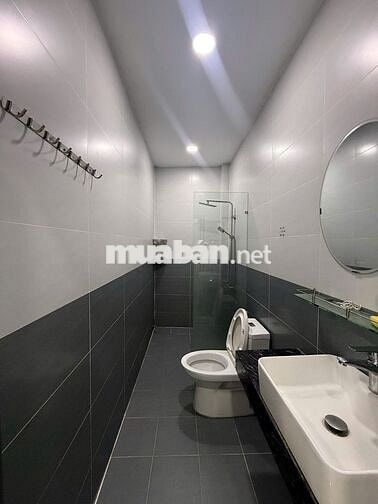 Phòng mới xây mặt tiền đường Nguyễn Tiểu La Phường 5 Q10.