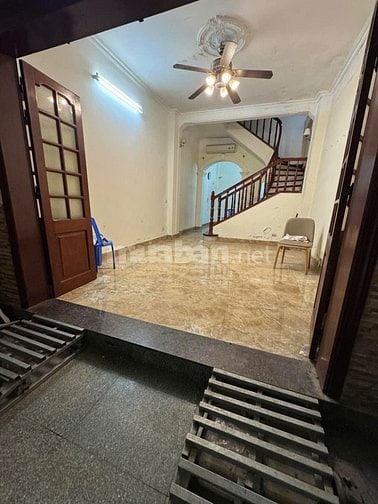 Cho thuê nhà ngõ 168 Hào Nam, DT 52m2, 4 tầng, tum, ô tô đỗ cửa