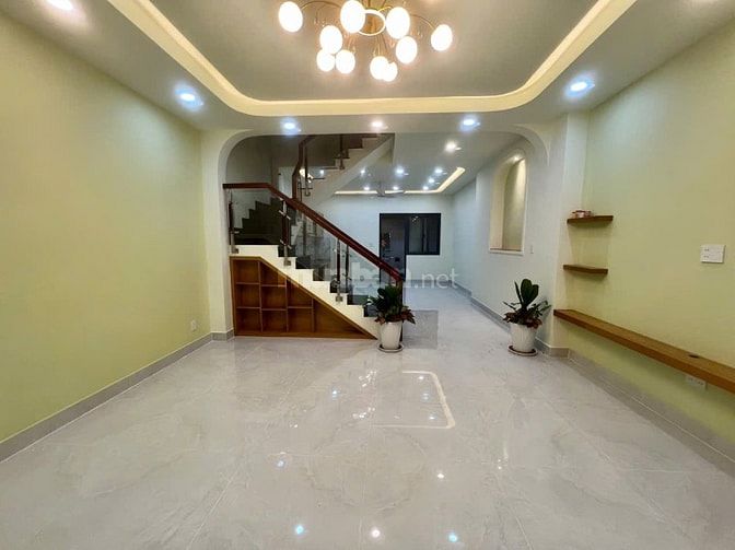 Chủ cần bán nhà xe hơi đậu trong sân 7,4ty