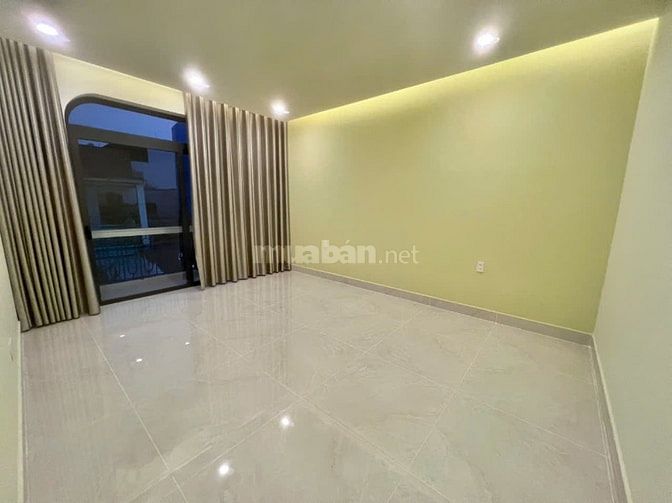 Chủ cần bán nhà xe hơi đậu trong sân 7,4ty