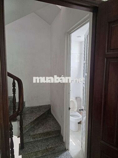 Nhà mặt tiền bên hông hướng Đông cho thuê