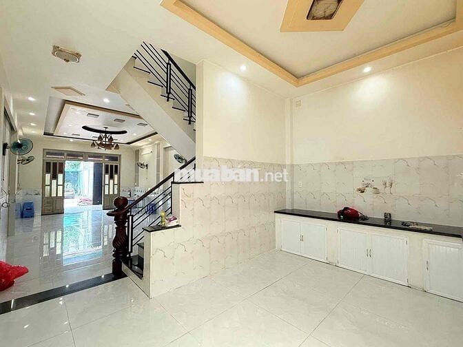 ( NHÀ RỘNG ) GẦN CHỢ TRƯỜNG HỌC. TRỆT 2 LẦU 4PN 3WC. HẺM 8M