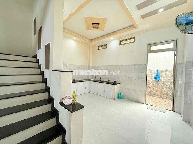 ( NHÀ RỘNG ) GẦN CHỢ TRƯỜNG HỌC. TRỆT 2 LẦU 4PN 3WC. HẺM 8M