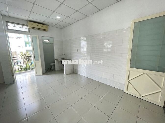 Phòng ban công thoáng ngay Hoàng Diệu 2, bảo vệ 24/24
