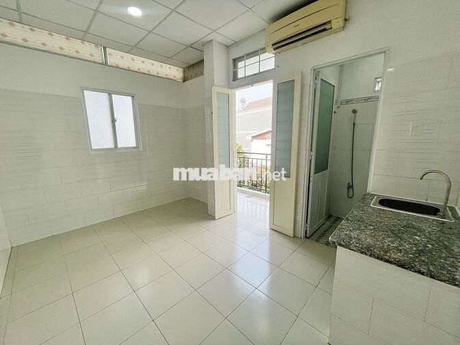 Phòng ban công thoáng ngay Hoàng Diệu 2, bảo vệ 24/24
