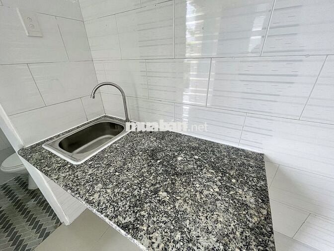 Phòng ban công thoáng ngay Hoàng Diệu 2, bảo vệ 24/24