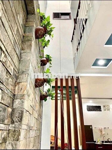 cho thiê nhà h6m cộng hoà p13 tân bình. DT: 5m x 18m 3 tầng 22tr
