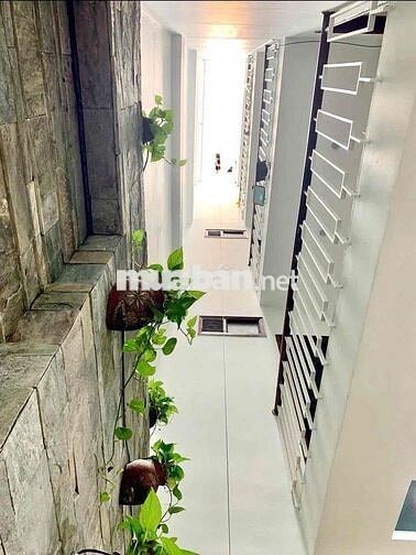 cho thiê nhà h6m cộng hoà p13 tân bình. DT: 5m x 18m 3 tầng 22tr