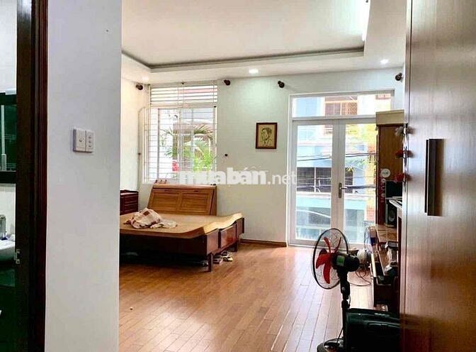 cho thiê nhà h6m cộng hoà p13 tân bình. DT: 5m x 18m 3 tầng 22tr
