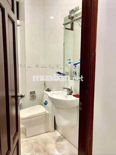 cho thiê nhà h6m cộng hoà p13 tân bình. DT: 5m x 18m 3 tầng 22tr