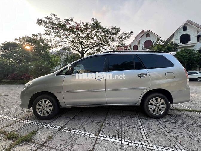 Nhà Toyota Innova G 2011 không dịch vụ 1 ngày