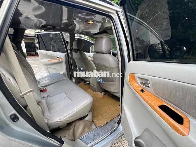 Nhà Toyota Innova G 2011 không dịch vụ 1 ngày