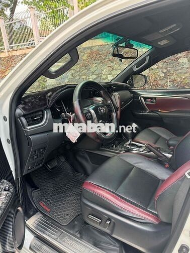Toyota Fortuner Legender Trắng 7 chỗ