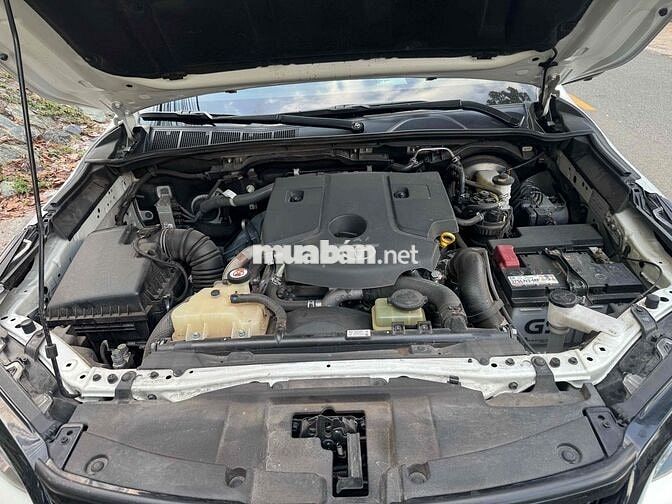 Toyota Fortuner Legender Trắng 7 chỗ